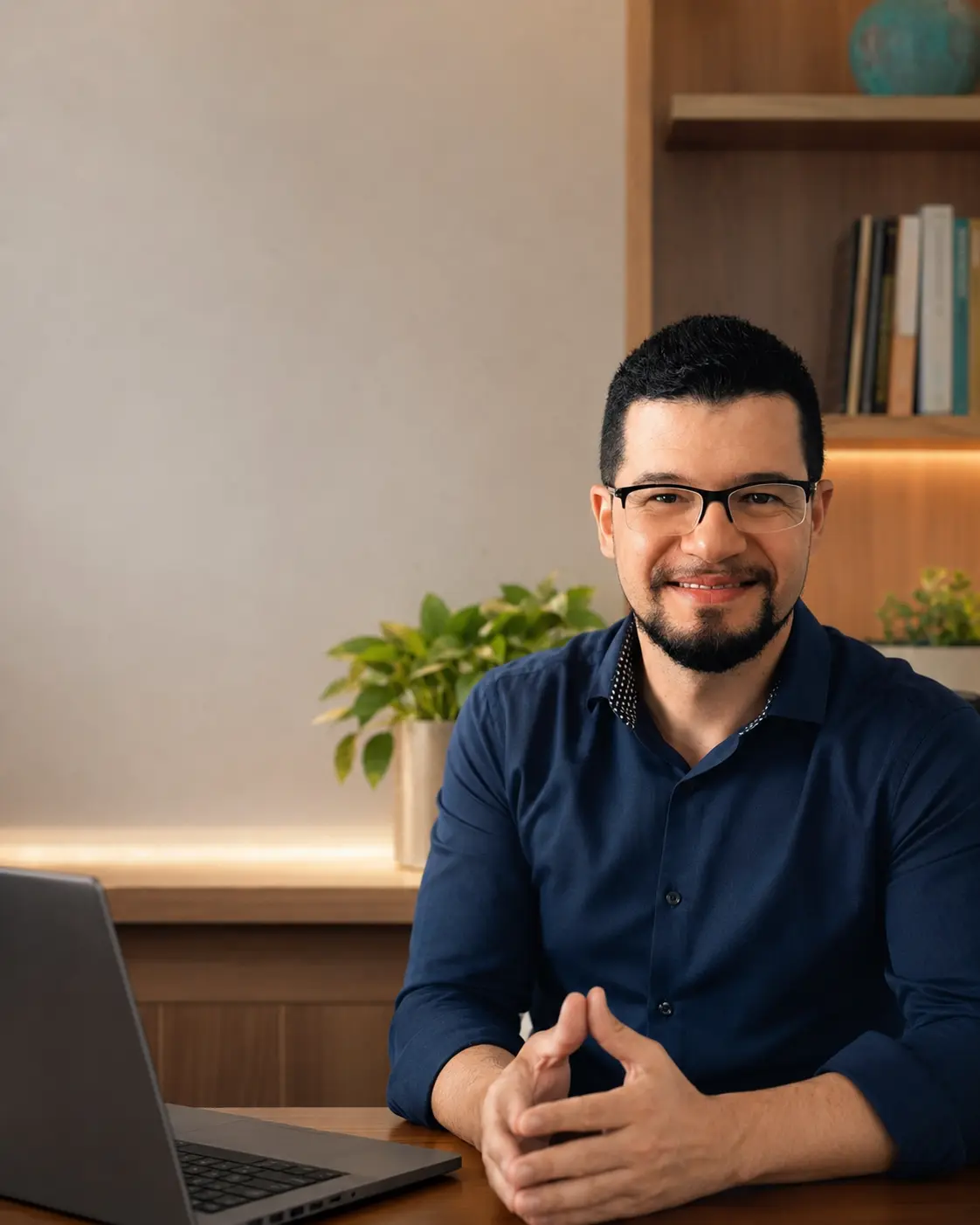 Christian Pires, psicólogo, em ambiente acolhedor de atendimento on-line
